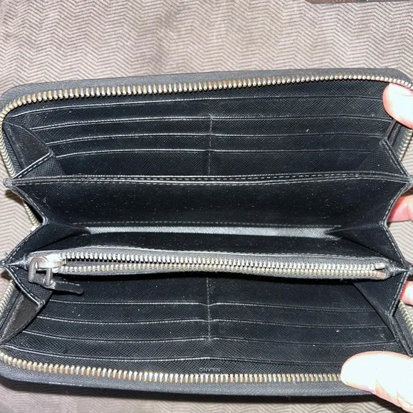 PRADA Leather Wallet EUC - Picture 2 of 9